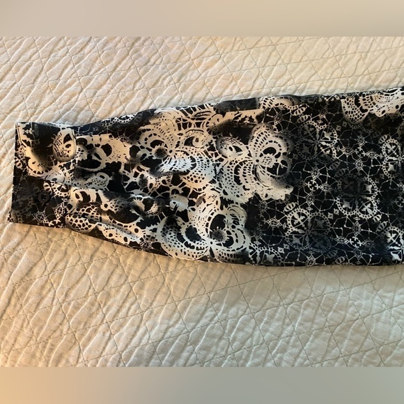 Leslie Fay vintage blouse, size Large.  Button down.  Black and white floral. - Picture 4 of 4